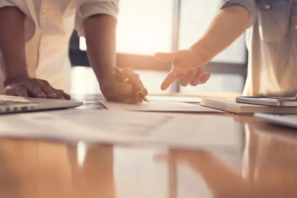 Imagen de Grigorii Eremian firmando unos documentos